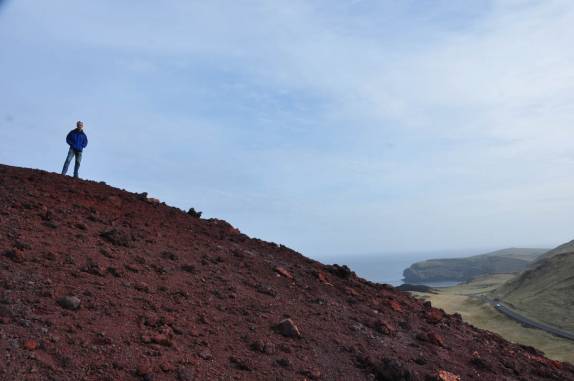 Quase no topo do vulcão Eldfell, na ilha de Heimaey, no sul da Islândia